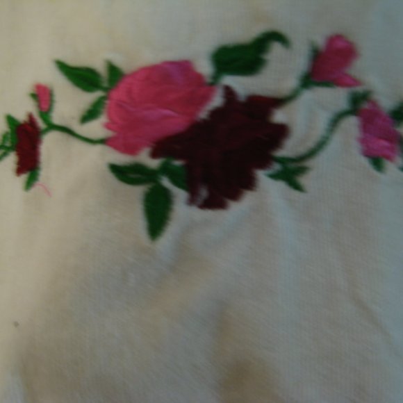 Set-New 6 white bath towels with red flower embroidery on bottom of each towel. - Picture 5 of 6